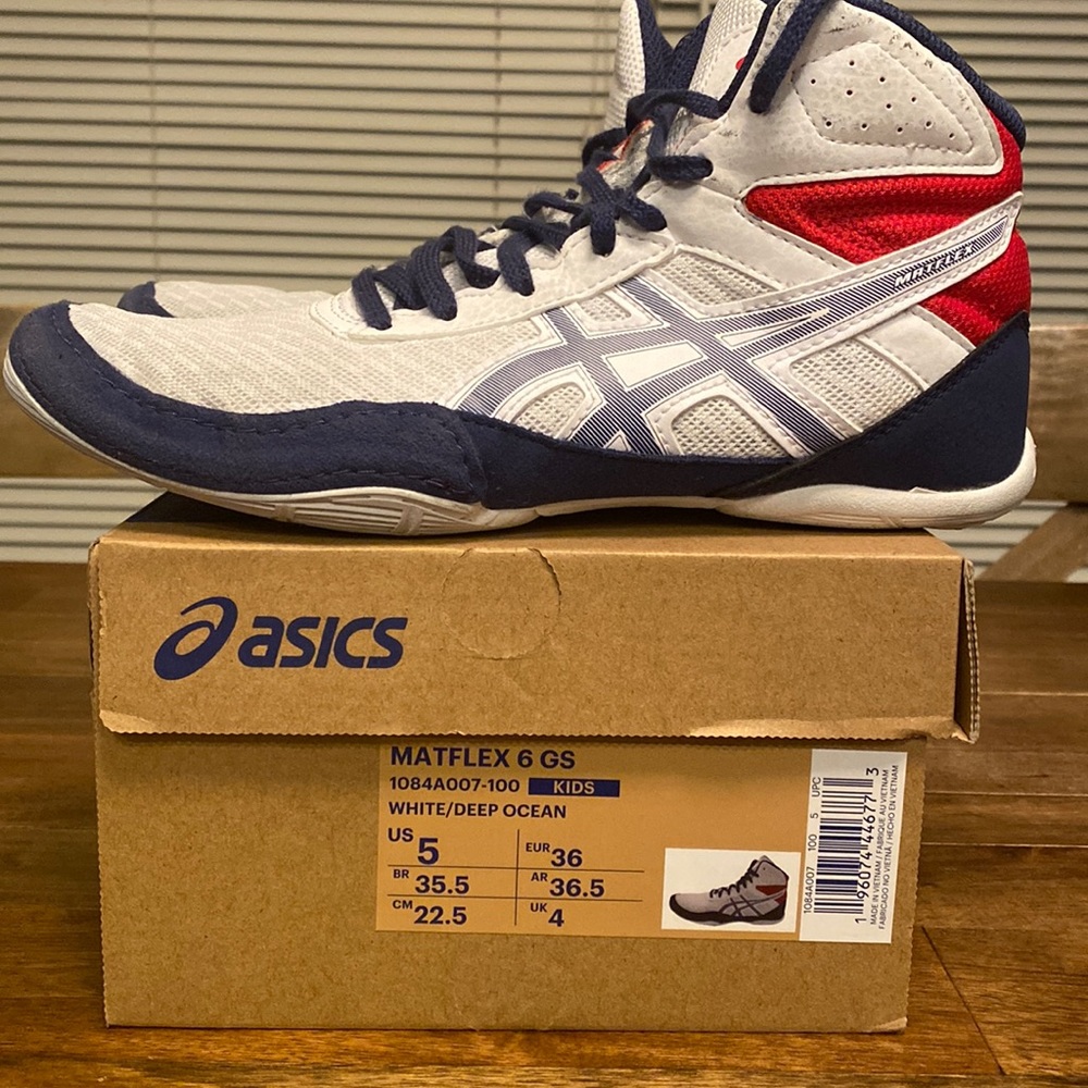 ASICS Matflex 6 GS - White/Deep Ocean (Big Boys size 5)